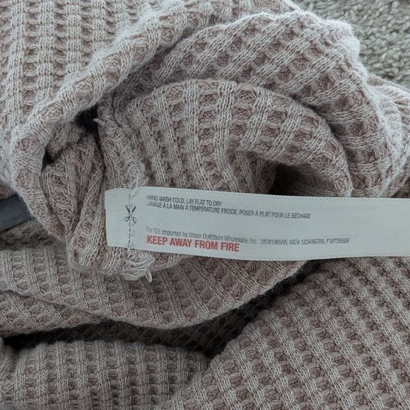 Free People FP One Cropped Interlaken Top High-Low Hem Extra Long Sleeves - Picture 9 of 10